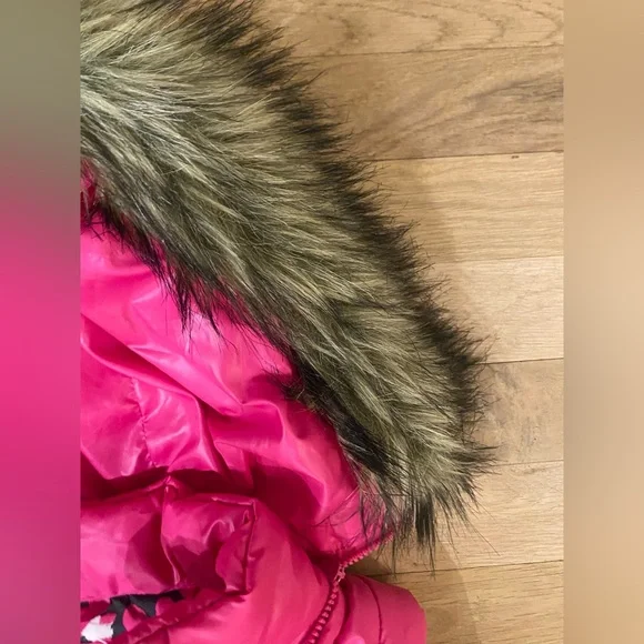 NWT pink puffer vest with fur hood - Picture 4 of 7